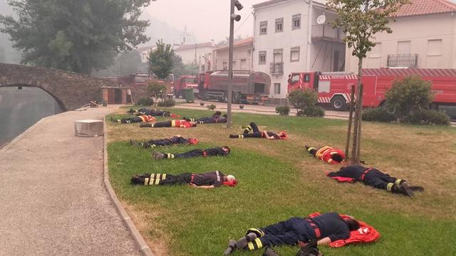 La photo des pompiers portugais devenue virale sur les réseaux sociaux [Facebook]