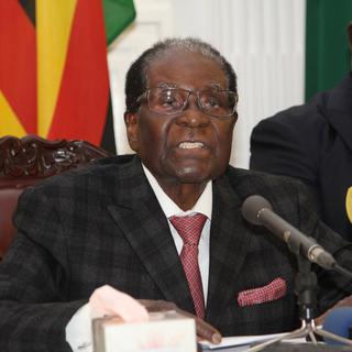 Robert Mugabe, au pouvoir au Zimbabwe depuis 37 ans, a surpris son monde en n'annonçant pas sa démission. [The Herald/Keystone]