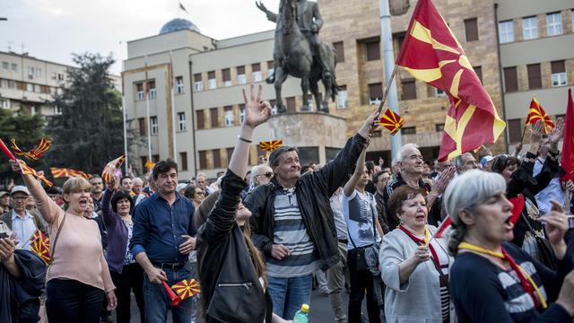 Les manifestations ont repris devant le Parlement macédonien, cinq jours après un épisode de violences. [AFP - Robert Atanasovski]