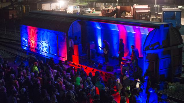 Une escale musicale lors du Safari artistique exploratoire inaugural dans la zone industrielle de Lancy-Pont Rouge, le 27 janvier 2017. [www.antigel.ch/Olivier Miche]