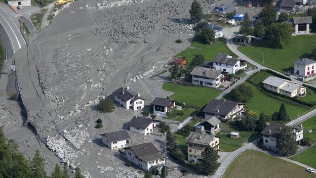 La nouvelle coulée de boue se dirigeait vendredi vers le village de Bondo. [Keystone - Gian Ehrenzeller]