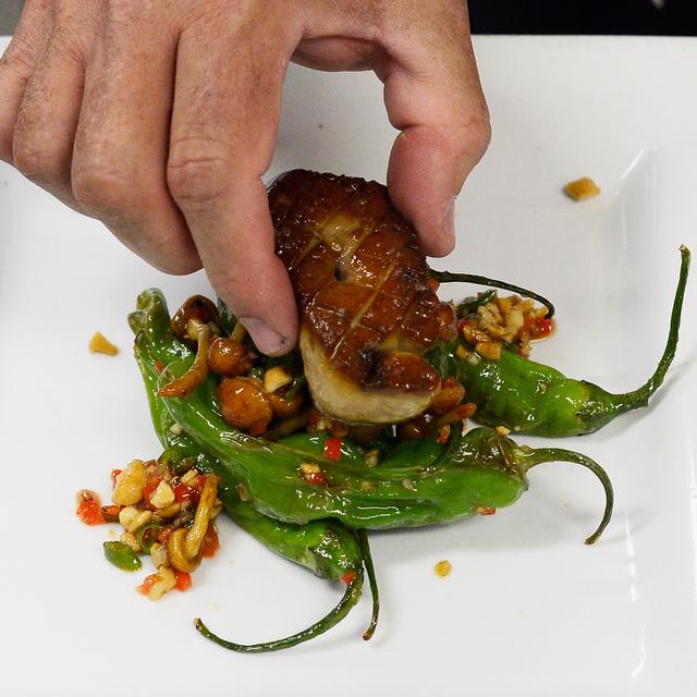 Préparation d'une assiette de foie gras. [Kevork Djansezian]