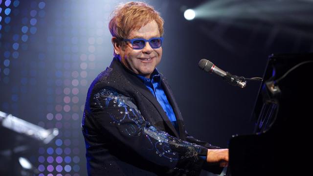 Elton John lors d'un concert à la Wembley Arena à Londres. [KEYSTONE - TAL COHEN]