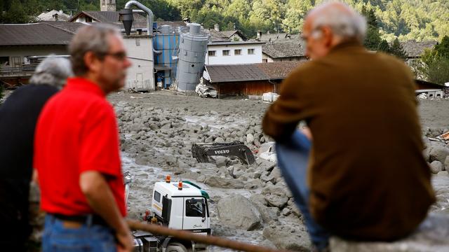 Des habitants constatent les dégâts après le passage de la deuxième coulée de boue à Bondo (GR) le 26 août 2017. [REUTERS - Arnd Wiegmann]