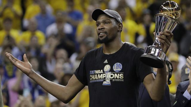 Durant a précisé que la défiance des joueurs de Golden State a été accrue par les propos du président américain sur les responsabilités des violences de Charlottesville. [Marcio José Sanchez]