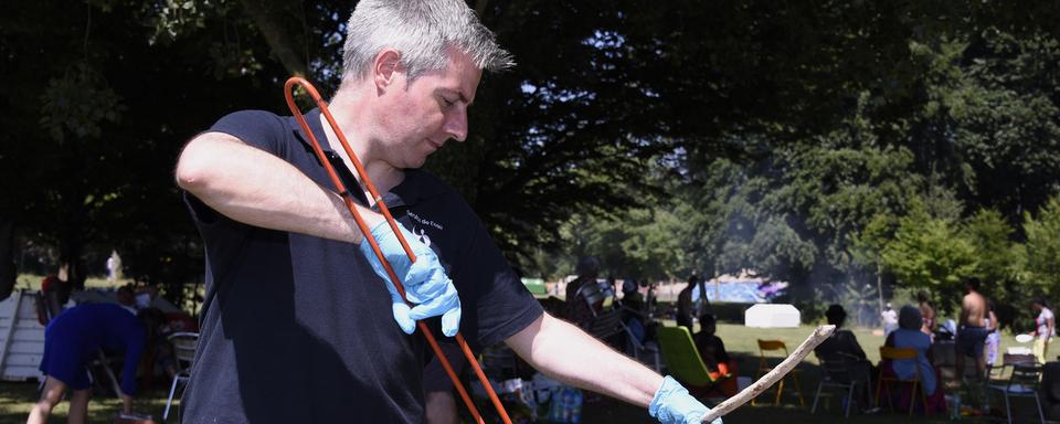 Le municipal Pierre-Antoine Hildbrand lors d'une journée de sensibilisation à la question des déchets dans l'espace public. [Keystone - Christian Brun]