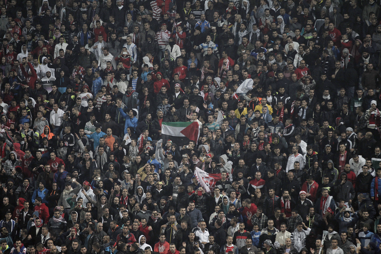 Des supporters du club de football arabe de Bnei Sakhnin jouant au sein du championnat israélien [AFP - Ahmad Gharabali]