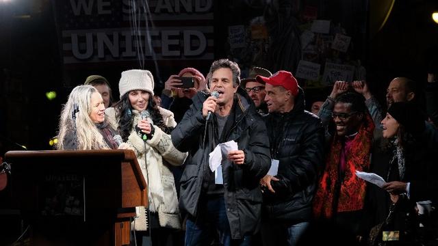 Les chanteuses Natalie Merchant et Cher, ainsi que l'acteur Mark Ruffalo, chantent sur l'estrade installée pour la manifestation à New York le 19 janvier 2017. [Getty Images - AFP - D Dipasupil]