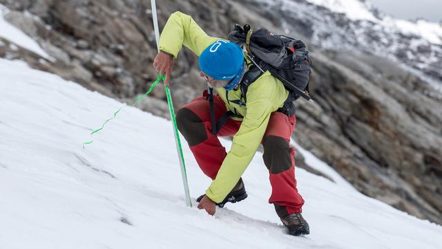 Le glaciologue Giovanni Kappenberger mesure chaque année le niveau de la glace du Monte Basòdino. [Keystone - Francesca Agosta]