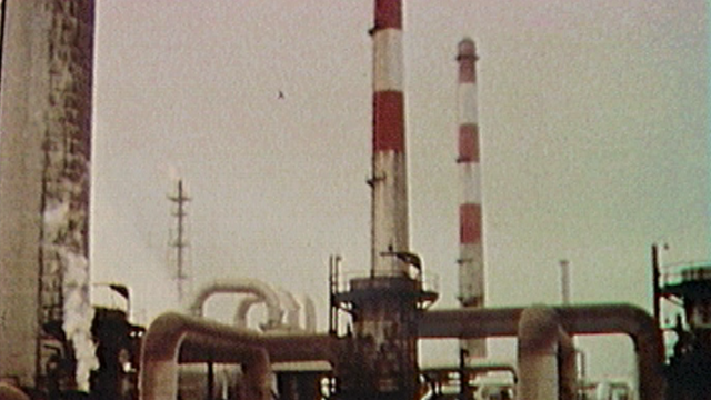 Usine pétrolière, 1977. [RTS]