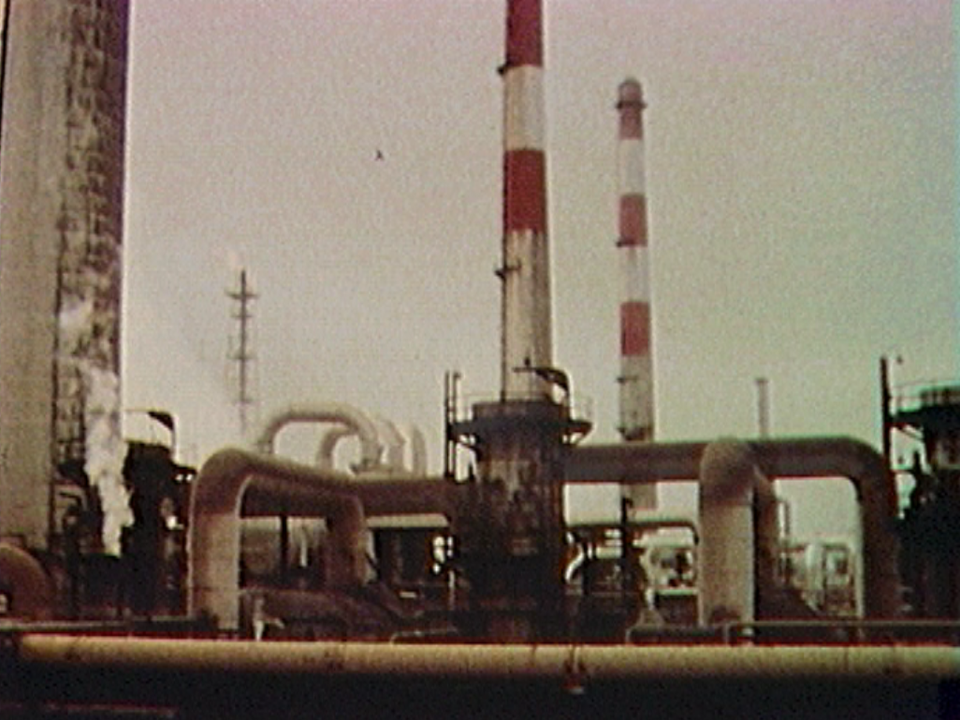 Usine pétrolière, 1977. [RTS]