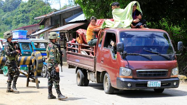 Des troupes examinent un véhicule évacuant des habitants de Marawi City, dans le sud des Philippines. [Reuters - Romeo Ranoco]