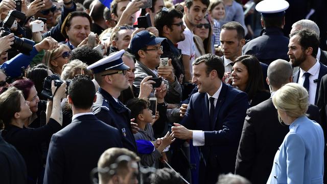 Un bain de foule devant l'Hôtel-de-Ville pour le nouveau président. [afp - Philippe Lopez]