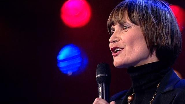 Micheline Calmy-Rey chantant Les trois cloches en 2007. [RTS]