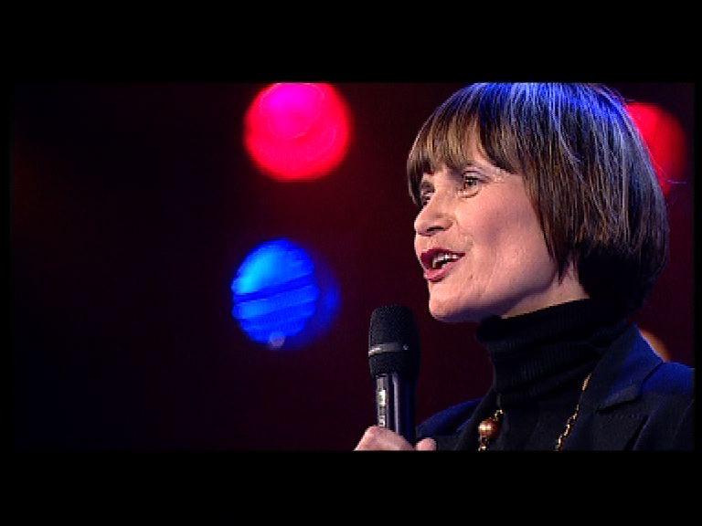 Micheline Calmy-Rey chantant Les trois cloches en 2007. [RTS]