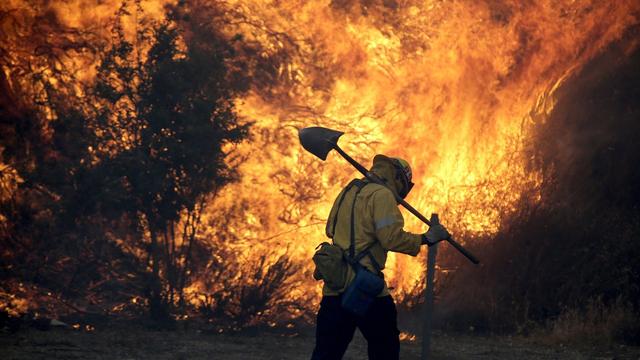 Un pompier lutte contre l'incendie dit de "La Tuna", près de Los Angeles. [AFP - PAUL BUCK]