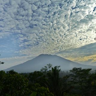 Le volcan Agung, à Bali. Plus d'un millier de personnes avaient péri dans sa dernière éruption en 1963. [AFP - SONNY TUMBELAKA]