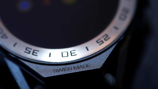 La montre connectée de TAG Heuer affiche le label "Swiss made". [Reuters - Denis Balibouse]