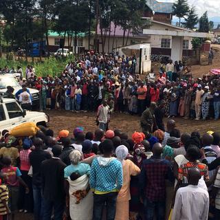 La foule à Kavumu, petite ville devenue le symbole des crimes sexuels perpétrés dans l'est de la RDC. [RTS - Annabelle Durand]