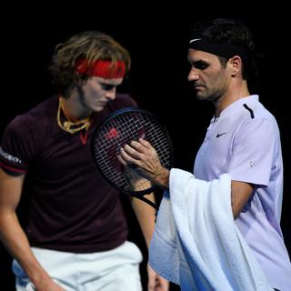 Victoire dans la douleur pour Federer face à Zverev pour son 2e match des Masters de Londres. [Reuters - Tony O'Brien]