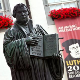 Une statue de Martin Luther dans la ville de Wittenberg. [Keystone - Jens Wolf]