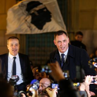 Les chefs de file des nationalistes corses Jean-Guy Talamoni (gauche) et Gilles Simeoni. [EPA/Keystone - Olivier Sanchez]