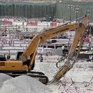 Une pelleteuse sur le chantier du stade Al-Wakra à Doha, au Qatar. [AP Photo/Keystone - Maya Alleruzzo]