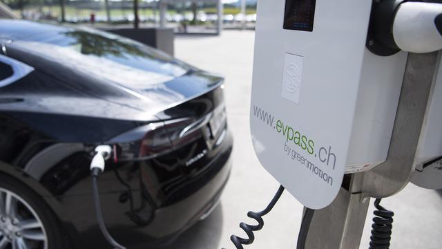 Une borne de recharge installée à Berne. [keystone - Peter Schneider]