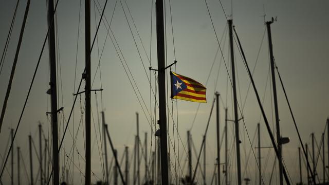 Un drapeau catalan flottant sur le mât d'un bateau à Vilanova i La Geltru, en Espagne. [AP Photo/Keystone - Francisco Seco]