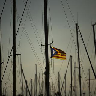 Un drapeau catalan flottant sur le mât d'un bateau à Vilanova i La Geltru, en Espagne. [AP Photo/Keystone - Francisco Seco]