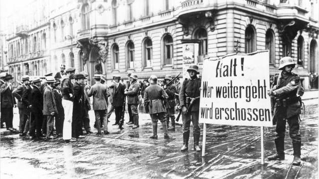 La tentative de putsch (13 au 17 mars 1920) par la brigade commandée par le général von Lüttwitz en soutien à Wolfgang Kapp (1858–1922), s'inscrit dans la longue série de troubles intérieurs que connaît la République de Weimar jusqu'en 1924. [Allgemeiner Deutscher Nachrichtendienst - Zentralbild (Bild 183) - Template:Ludwig Vantahlen]