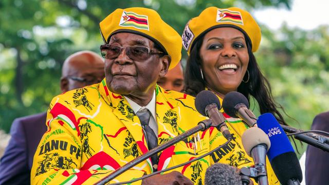 Le président du Zimbabwe Robert Mugabe et sa femme Grace, après le limogeage du vice-président Emmerson Mnangagwa, début novembre. [AFP - Jekesai NJIKIZANA]