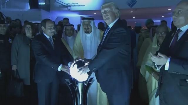 Donald Trump inaugure un centre dédié au combat contre l'extrémisme en compagnie du roi Salmane, à Riyad, en Arabie saoudite.