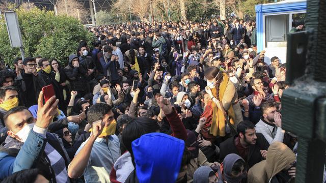 Des étudiants manifestent sur le site de l'université de Téhéran. [Keystone/AP Photo]