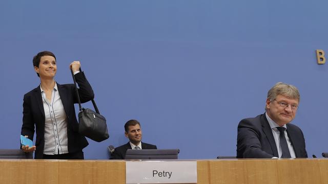 Frauke Petry quitte une conférence de presse. [Keystone - AP/Markus Schreiber]