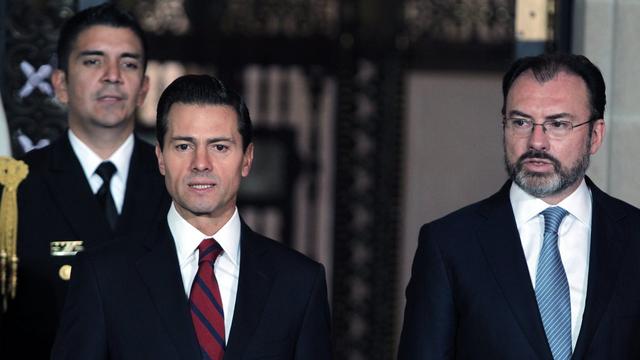 Le président mexicain Enrique Peña Nieto (à gauche) a nommé son ancien ministre des Finances Luis Videgaray (à droite), aux Affaires étrangères, poste clé dans les négociations avec le nouveau gouvernement américain. [Keystone - EPA/Mario Guzmán]