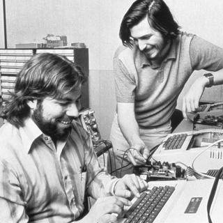 Steve Wozniak et Steve Jobs, deux hippies qui deviendront milliardaires.
Apple/DPA
AFP [AFP - Apple/DPA]