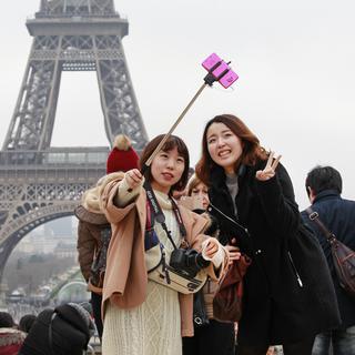 Les touristes affluent à nouveau comme jamais à Paris. [AP/Keystone - Rémy de la Mauvinière]
