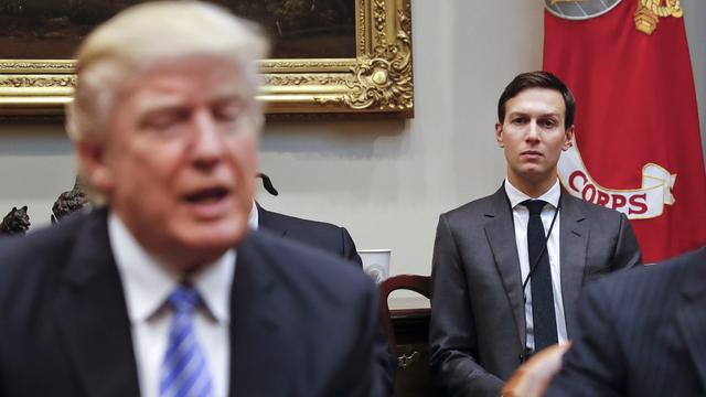 Le président américain Donald Trump et son proche conseiller et gendre Jared Kushner. [Keystone - Pablo Martinez Monsivaisle]