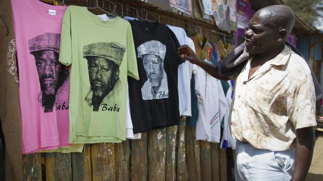 Des t-shirt à l'effigie de Raila Odinga, le leader de l'opposition qui défie le sortant Uhuru Kenyatta dans la course à la présidence au Kenya. [EPA/Keystone - Kai Kurokawa]