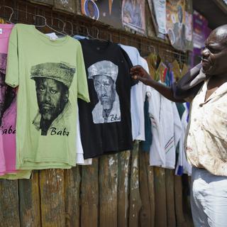 Des t-shirt à l'effigie de Raila Odinga, le leader de l'opposition qui défie le sortant Uhuru Kenyatta dans la course à la présidence au Kenya. [EPA/Keystone - Kai Kurokawa]