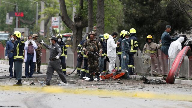 Les secours et les forces de l'ordre sur les lieux de l'attaque mercredi matin. [Reuters - Mohammad Ismail]