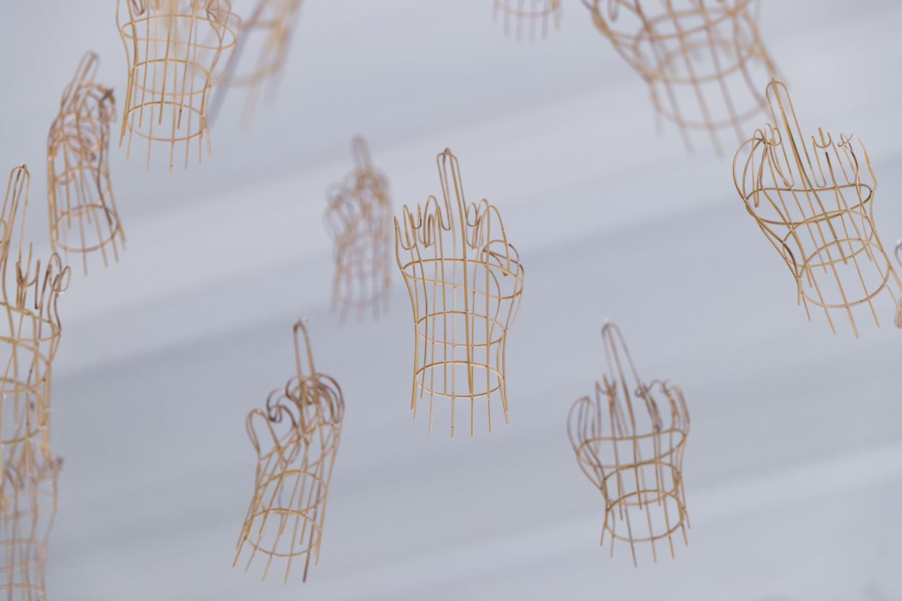 L'installation "All Fingers Must Point Down" de l'artiste Ai Weiwei lors de l'exposition "Ai Weiwei. D'ailleurs c'est toujours les autres" au Musée Cantonal des Beaux-Arts à Lausanne. [Keystone - Christian Merz]