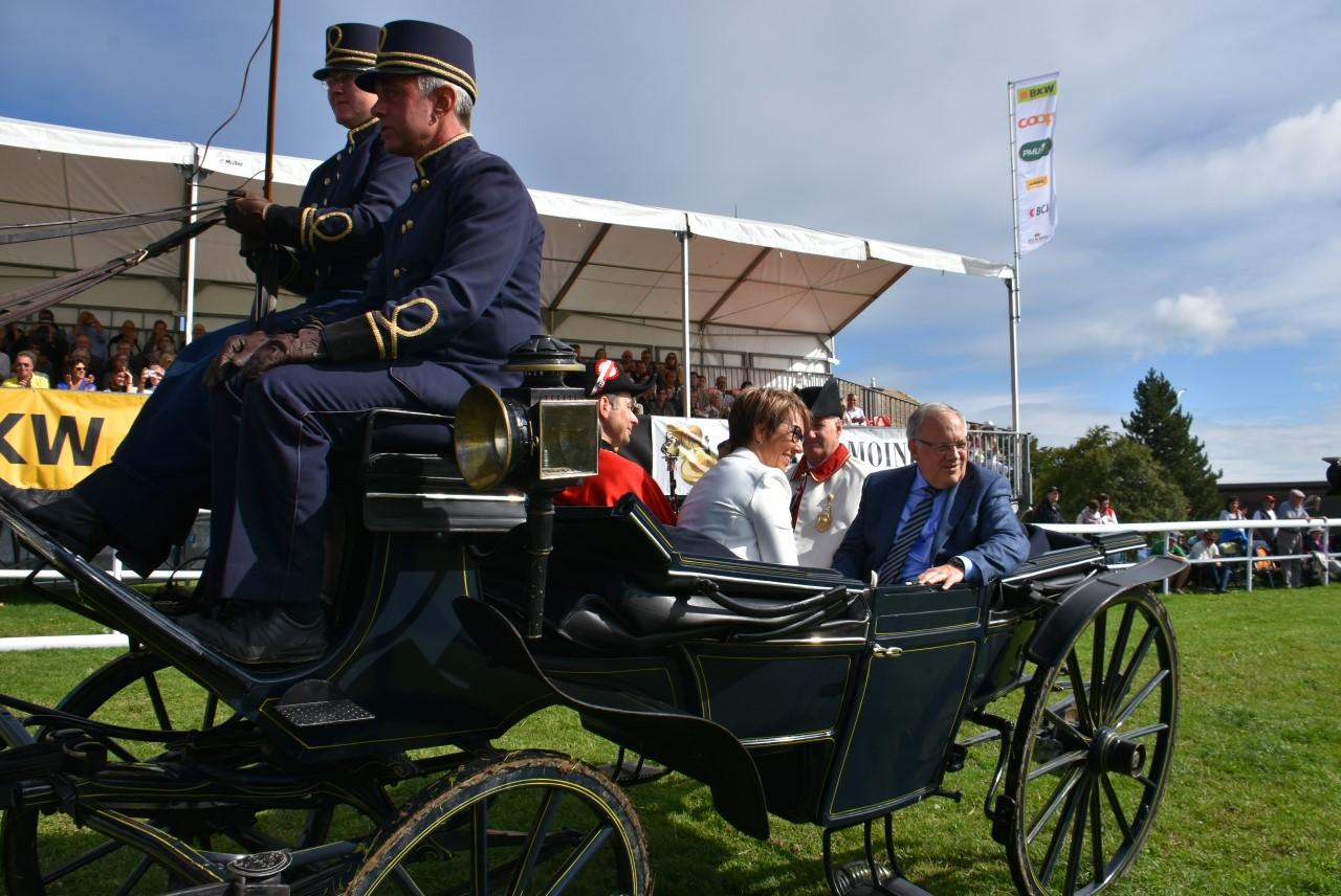 Le conseiller fédéral Johann Schneider-Ammann et la présidente du Gouvernement jurassien Nathalie Berthoulot au Marché-Concours de Saignelégier le 13 août 2017. [RTS - Gaël Klein]