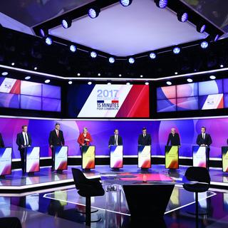 Les onze candidats à l'élection présidentielle française sur le plateau de l'émission "15 minutes pour convaincre". [AFP - Martin Bureau]
