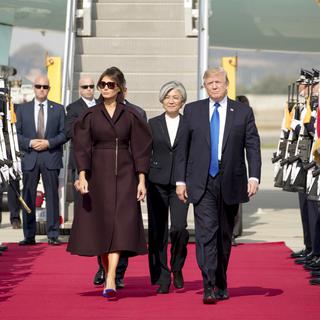 Donald Trump et son épouse ont été accueilli par une cérémonie militaire sur la base américaine d'Osan, en Corée du Sud. [AP Photo/Keystone - Andrew Harnik]