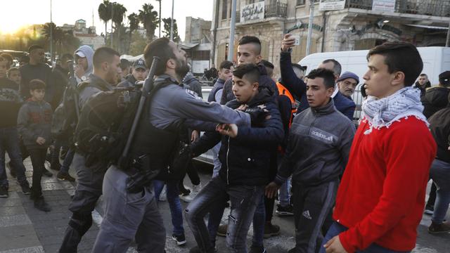 La police israélienne tente de disperser des manifestants palestiniens dans la Vieille-Ville de Jérusalem. [AFP - Menahem KAHANA]