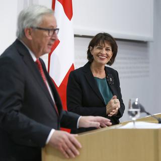 Jean-Claude Juncker et Doris Leuthard devant la presse à Berne, 23.11.2017. [EPA/Keystone - Peter Klaunzer]