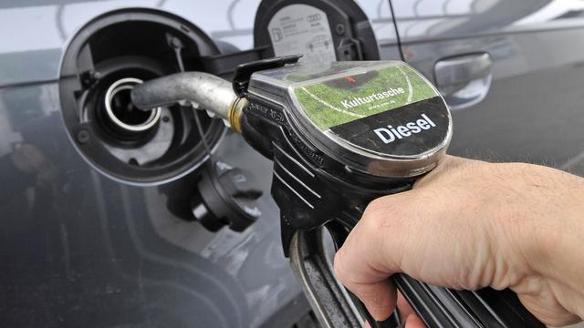 Un conducteur fait le plein de son véhicule à carburant diesel. [Keystone - Uwe Lein]