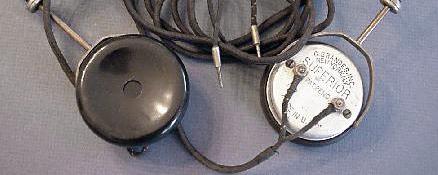 L'un des premiers casques audio. [Wikimedia - Nathaniel Baldwin]